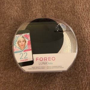 NIB FOREO LUNA batteries included